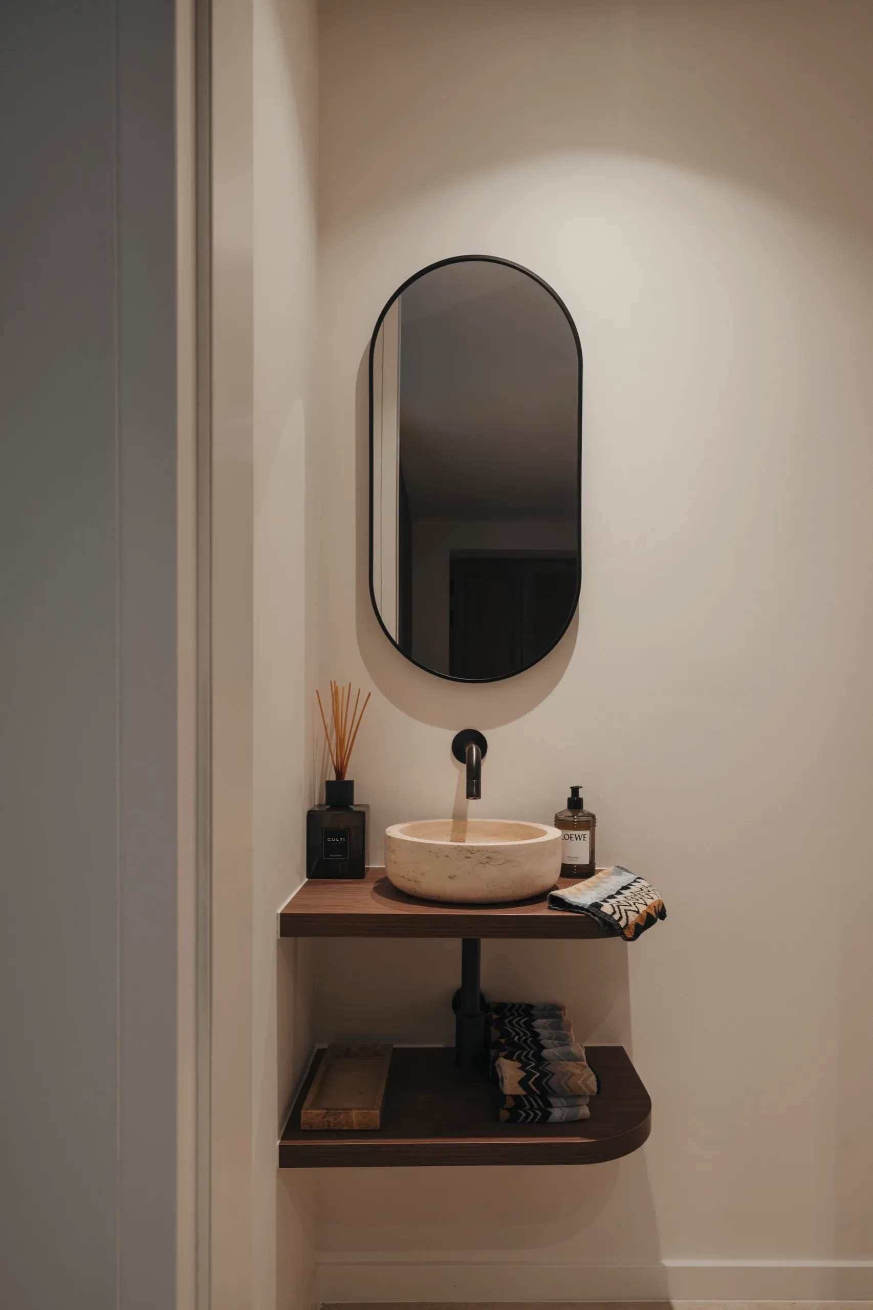 Toiletmeubel in notelaar met opzetwaskom en ovale spiegel