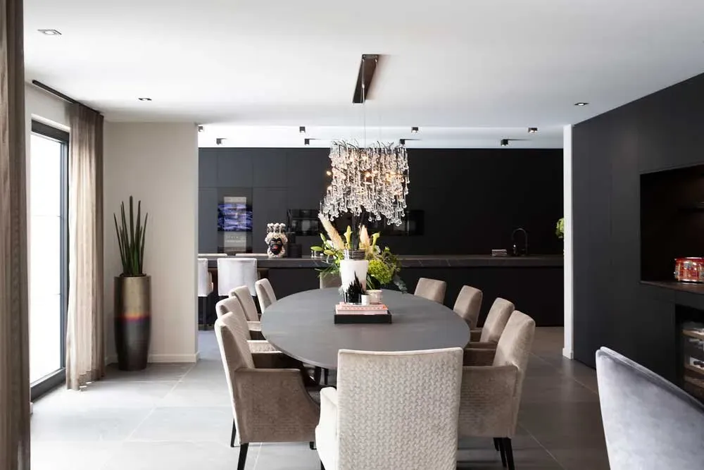 Eetkamer met zicht op de zwarte keuken en maatkasten